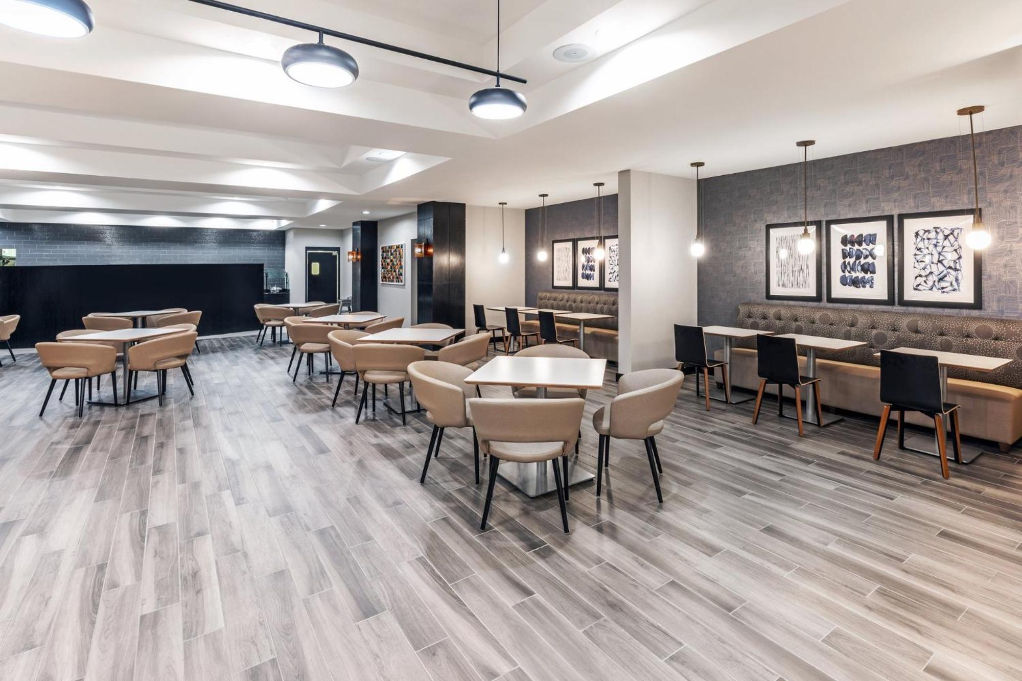 Holiday Inn Hotel & Suites Tulsa South By Ihg Exterior foto